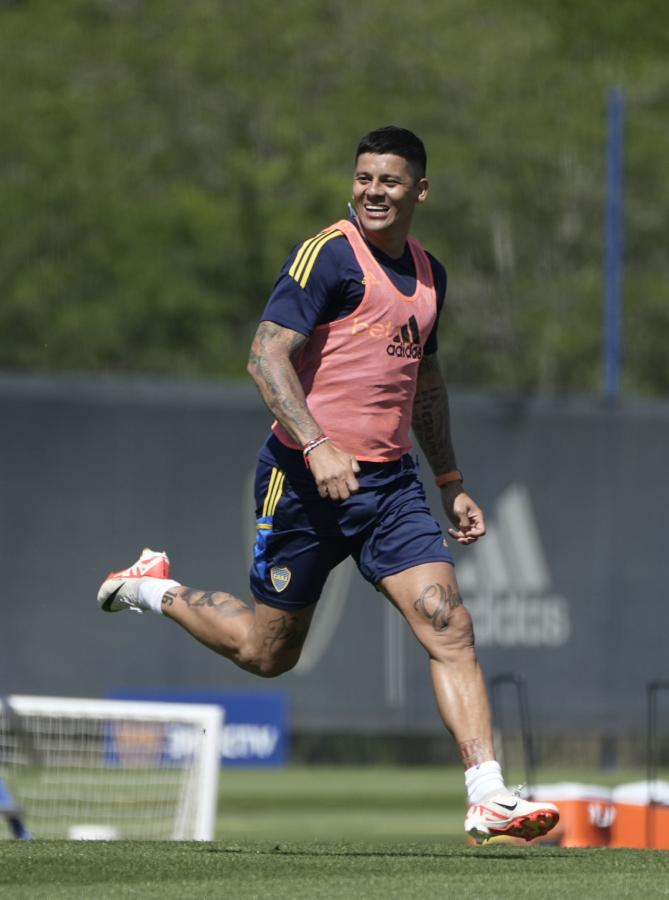 Imagen Marcos Rojo, en condiciones de ser titular contra Estudiantes el miércoles.