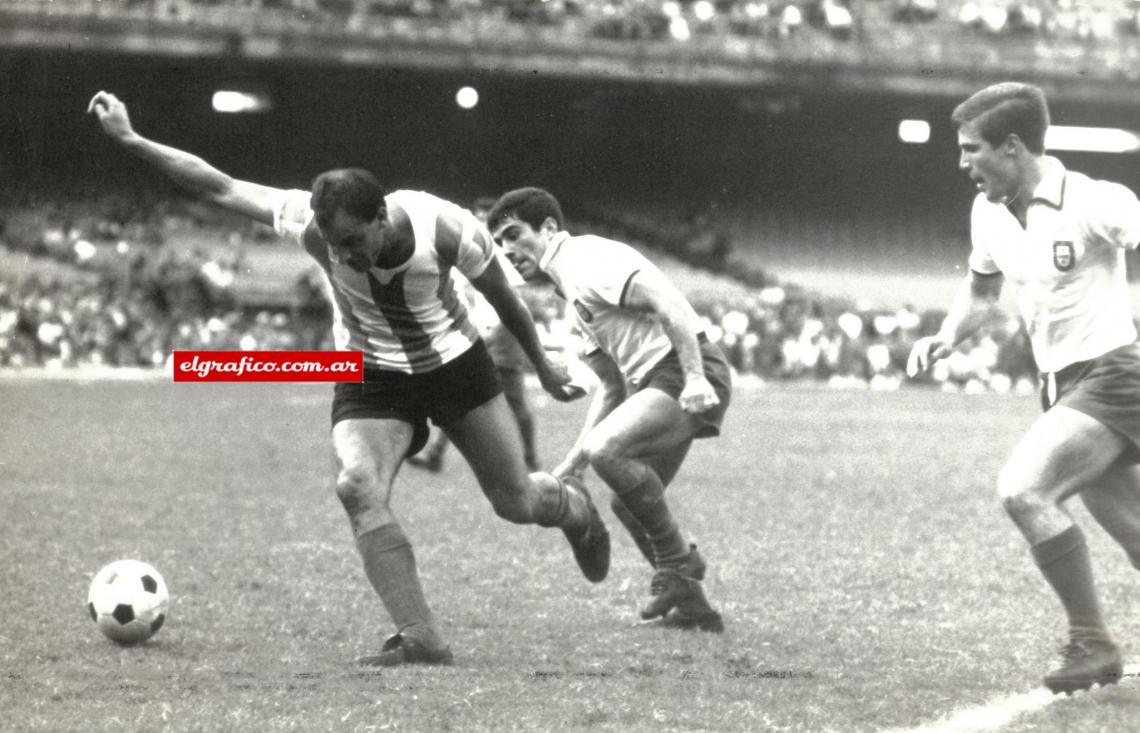 Imagen Frente a Portugal, en la Copa de las naciones 1964, listo para pegarle el zurdazo.Fotografía de Legarreta donde aparece Rojas jugando para la Selección Argentina enfrentando a Portugal.