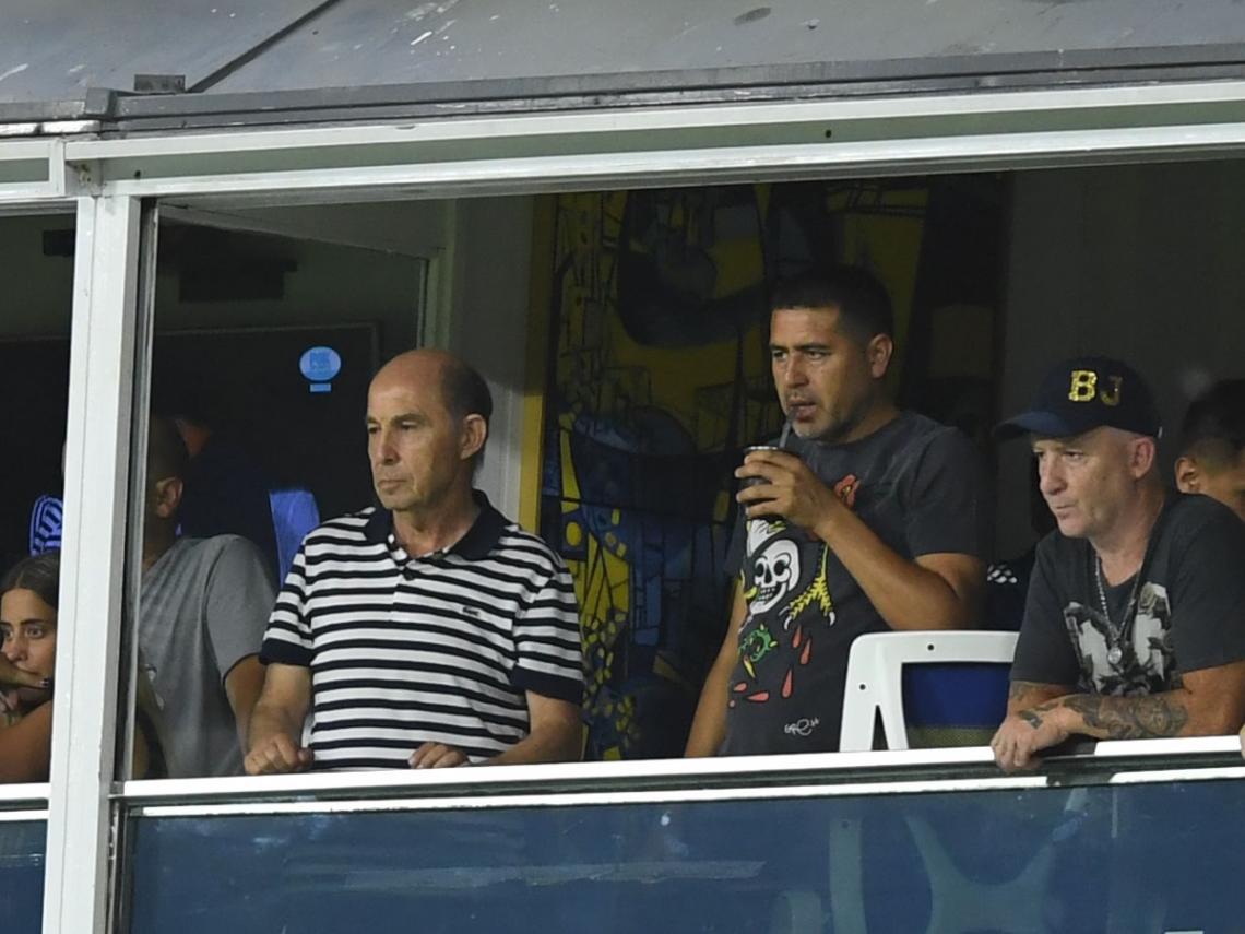 Imagen Cumbre de cracks. En su primer partido como vicepresidente de Boca, Juan Román Riquelme invitó a la gloria máxima de Independiente a que comparta el partido con él.