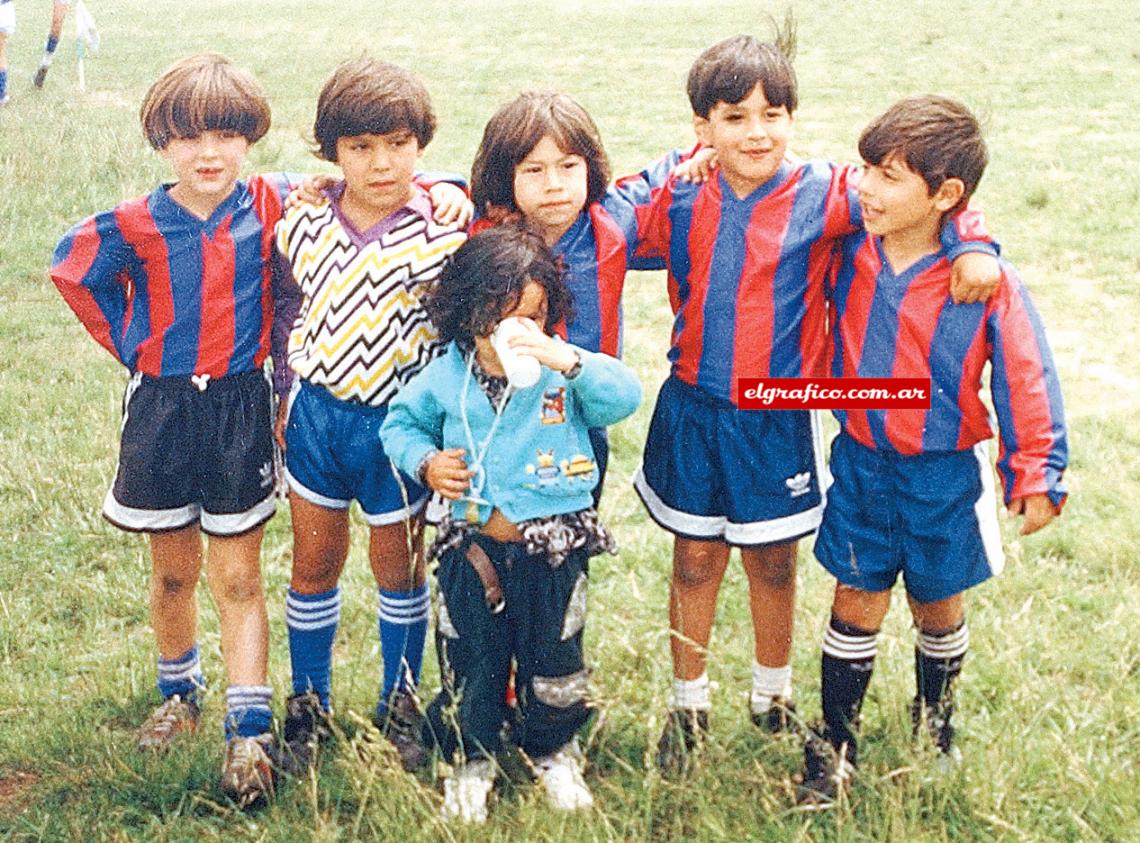 Su niñez transcurrió ligado al fútbol.