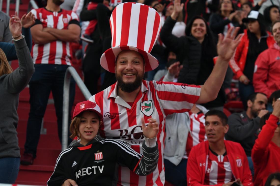 El entusiasmo de los hinchas en la previa a los comienzos del festejo.