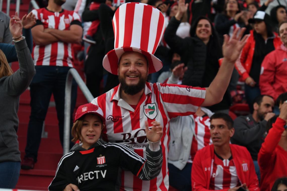 Imagen El entusiasmo de los hinchas en la previa a los comienzos del festejo.