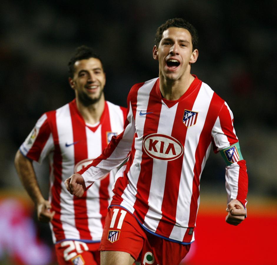 EN EL ATLETICO de Madrid jugó cuatro años y medio y se ganó la capitanía del equipo. Aquí festeja un gol con el 11, su número preferido.