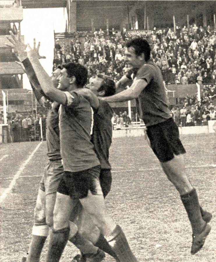 Imagen Así festejó Vélez su triunfo, con euforia de final, con saludo a la tribuna adicta. Canosa, Ríos y Marín en la avanzada de brazos en alto. 