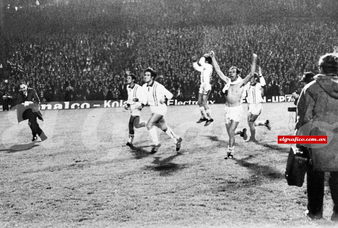 Imagen Bilardo festeja: Estudiantes Campeón del Mundo en Old Trafford en1968