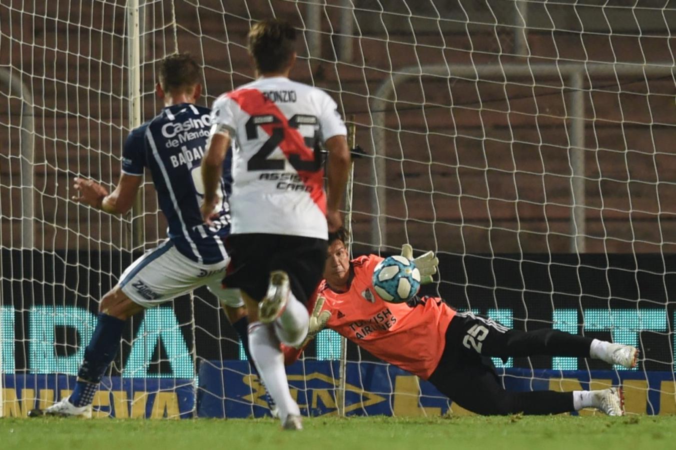 Bologna le contuvo el penal a Badaloni. Foto: @RiverPlate