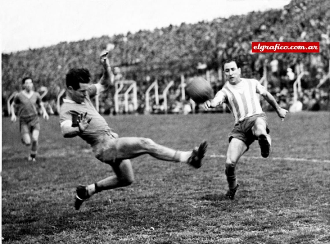 Imagen Enrique García jugando para Racing en un clásico de Avellaneda.