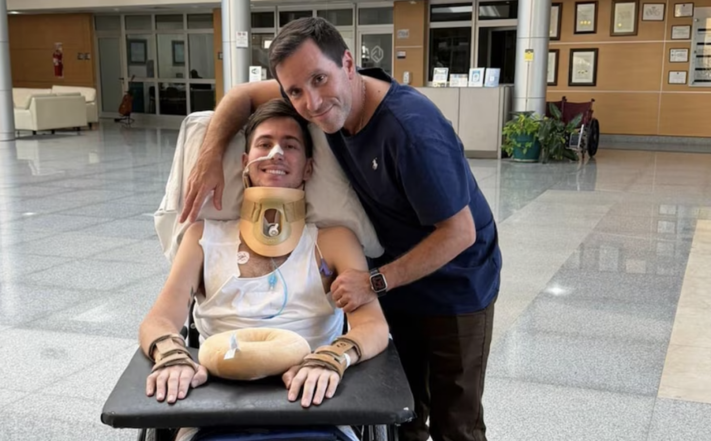 Imagen El piloto argentino junto a su médico: el doctor Alfredo Guiroy