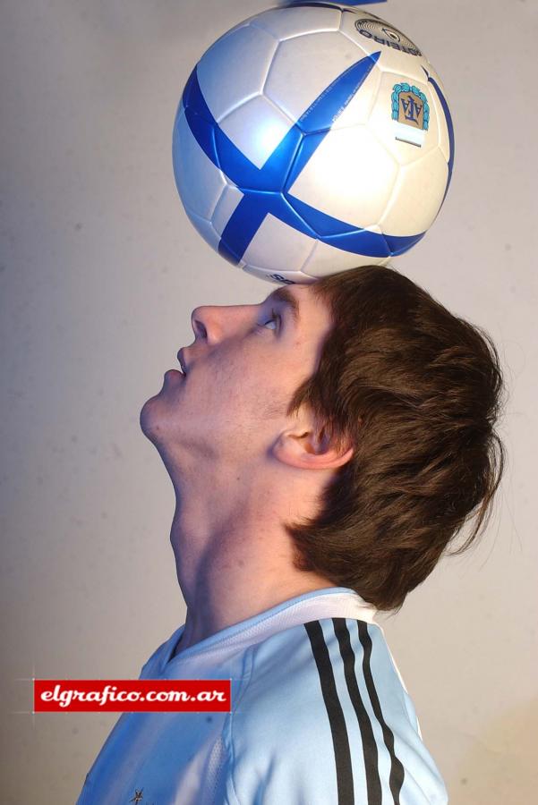 La pulga, la celeste y blanco y siempre en contacto con la pelota.