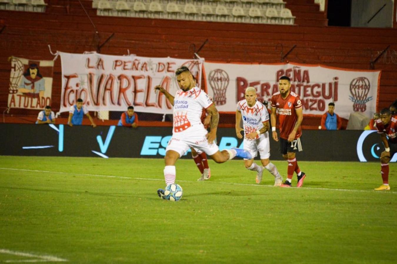 Imagen Chávez anotó el descuento de Huracán con este penal.