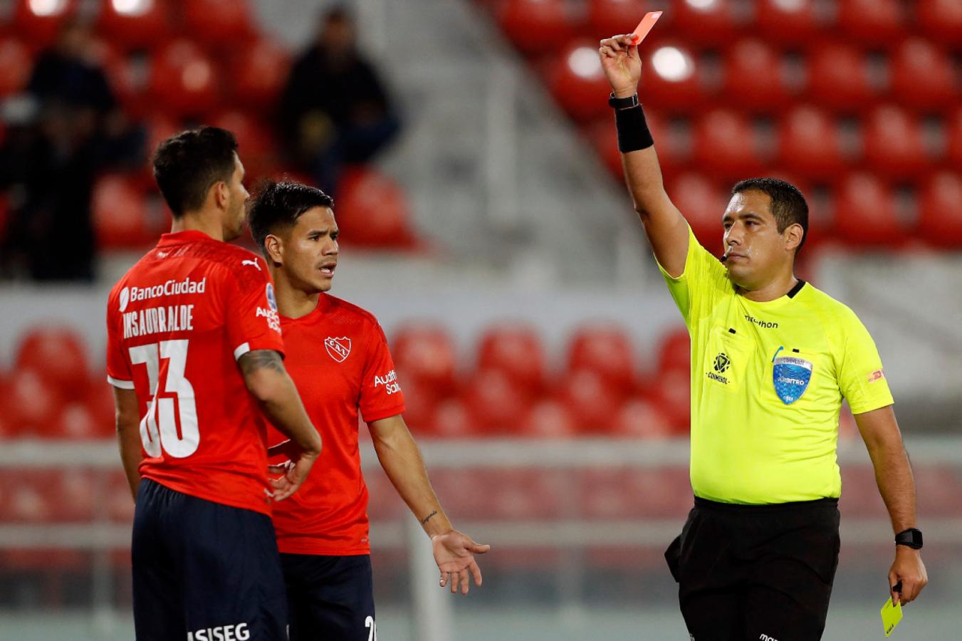 Insaurralde es expulsado por el peruano Diego Haro tras una falta sobre Marinho. Foto: Gustavo ORTIZ / POOL / AFP