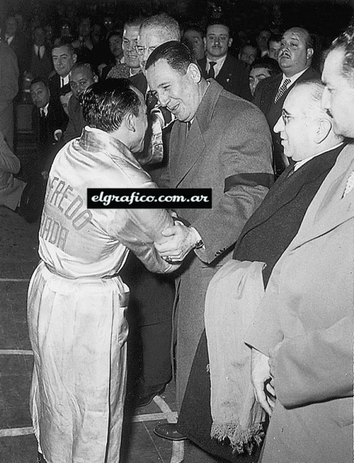 Perón y Prada. El general no faltaba nunca. Alfredo era su amigo personal. Lo llamaba “Pradita”. Prada confiesa su fórmula: “Nunca fui chupamedias”.