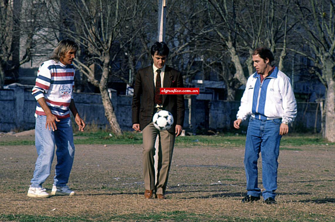 Imagen GATTI: “¿Te gustaría ser presidente de River? ” ALONSO: “Si la gente lo quiere, sí.” BOCHINI: “A mí me gustaría ser manager, porque ese cargo es más importante. Vos designás al técnico y a los jugadores según el estilo...”