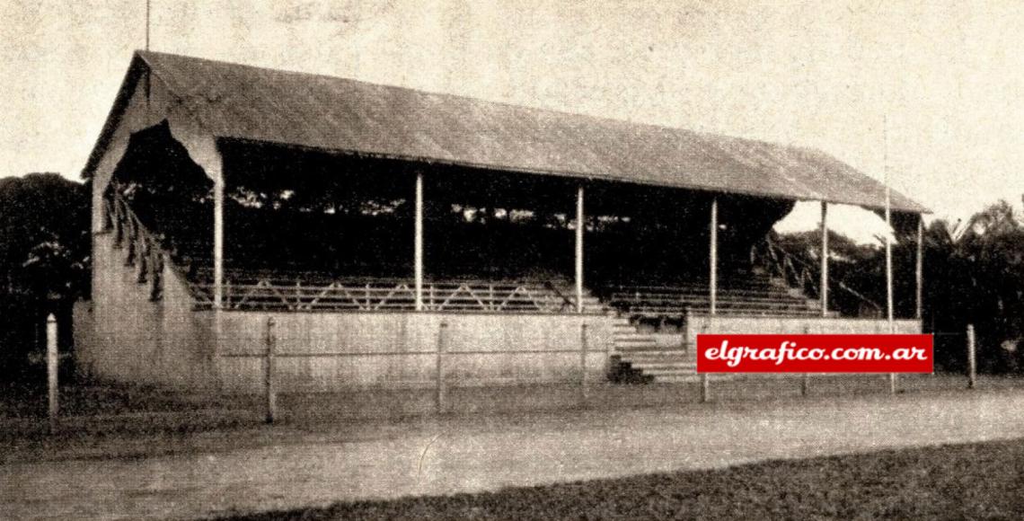 Imagen El 28 de julio de 1904 nació Ferro Carril Oeste, fundado por empleados de esa línea ferroviaria. En 1905 presentó su cancha de Caballito, la única que se conserva en su lugar de origen. Así era su primera tribuna.