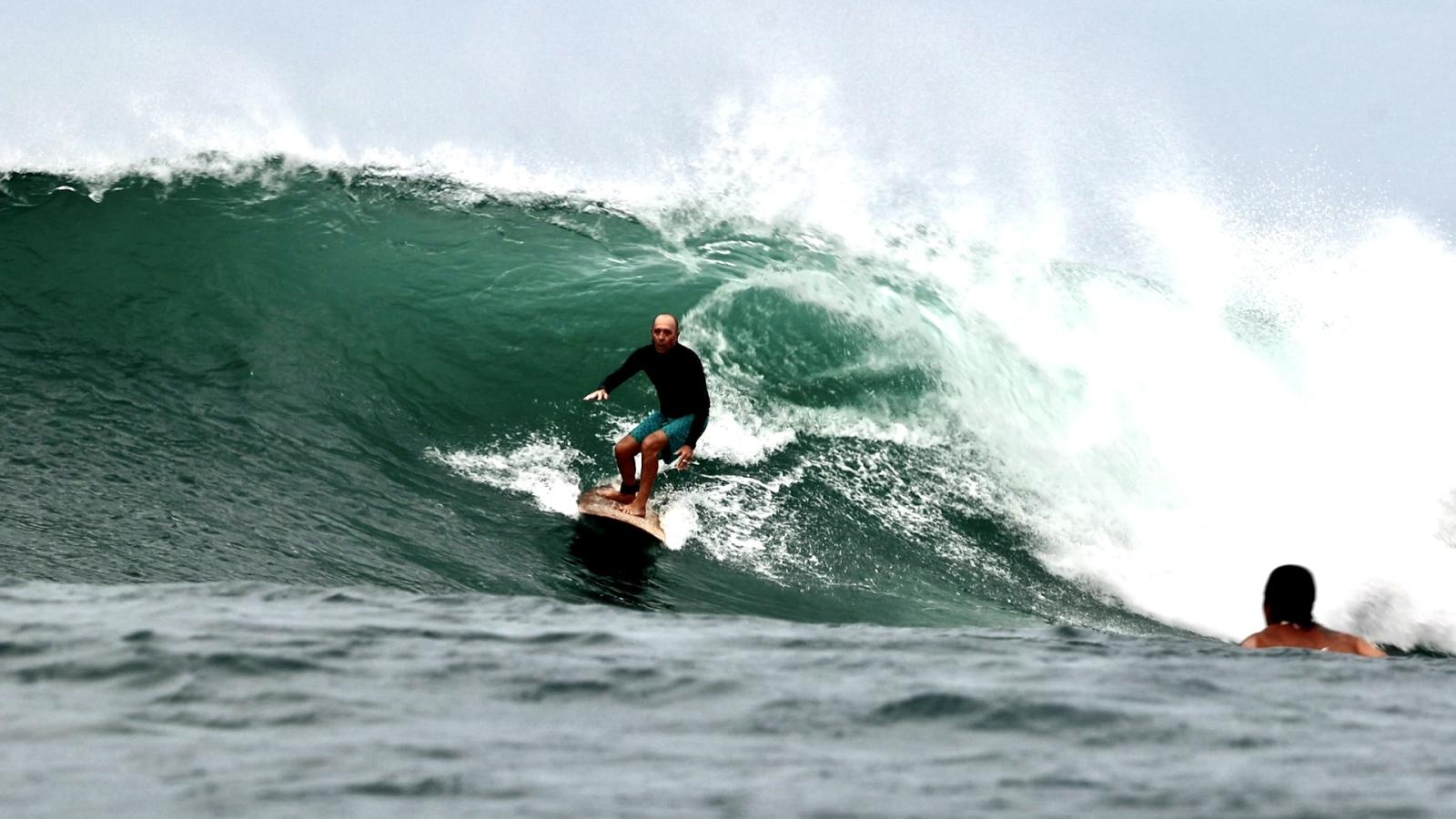Imagen El marplatense sigue surfeando seguido a los 65 años.