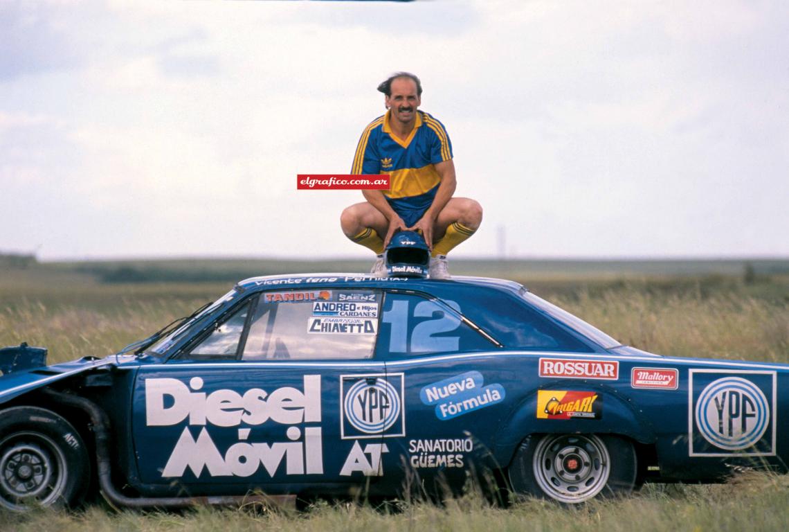 Producción fotográfica con la camiseta de Boca subido al techo de su otra pasión, los autos.