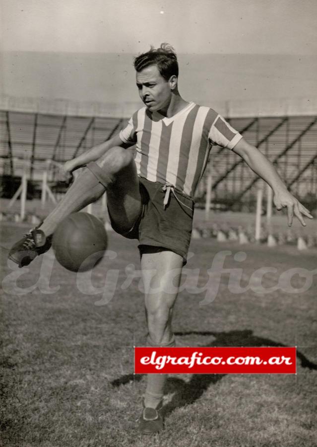 Imagen Nicolás Palma. Era zaguero central en Estudiantes y cuando pasó a Racing lo mandaron a marcar punta. Jugador de categoría, defensor de clase, rindió exitosamente en la Academia desde 1948 a 1950. Frente a punteros veloces, capaces de encararlo, tirarla larga y escapar, Palma no podría jugar parado y hacerse entregar la pelota como entonces. 