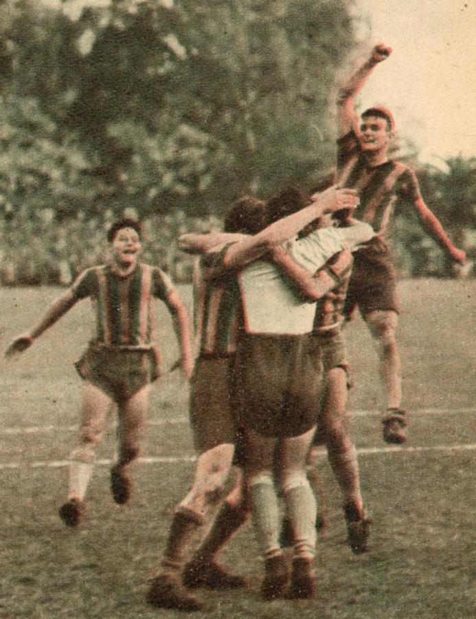 Imagen Jubiloso festejo de su triunfo hicieron los jugadores centralistas al finalizar el match. 