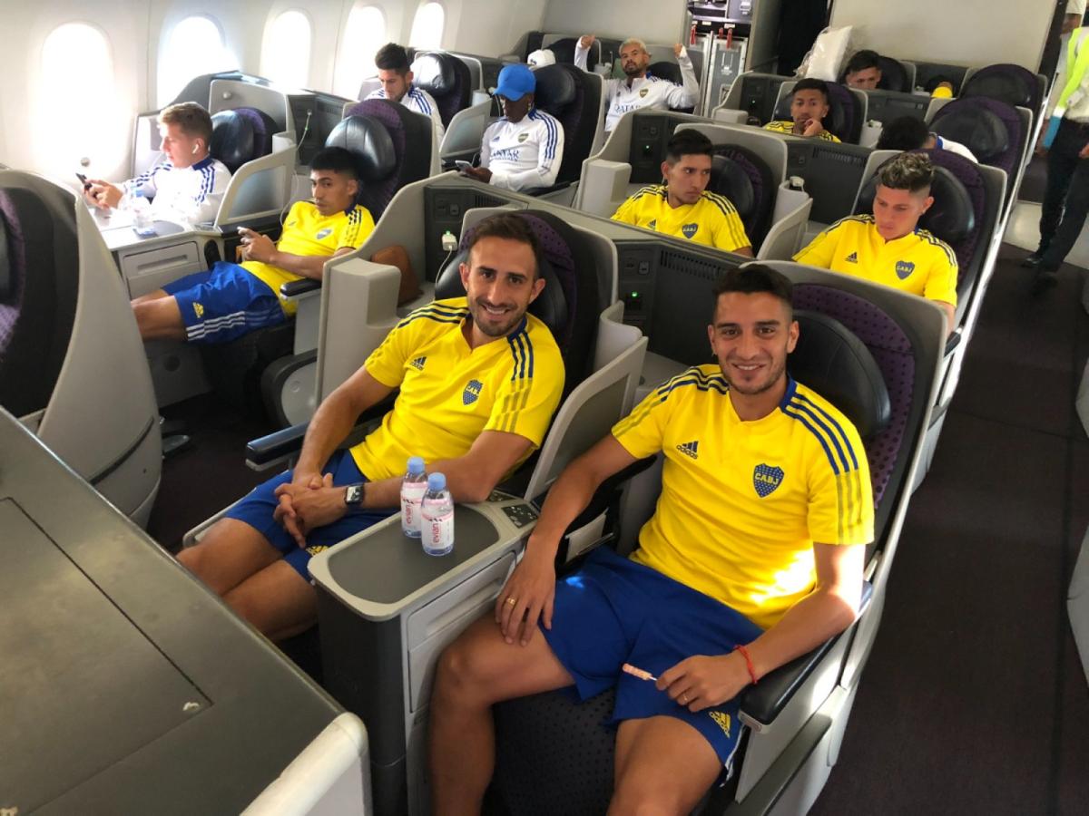 Imagen El plantel "xeneize", en vuelo para el homenaje a Maradona frente al Barcelona.
