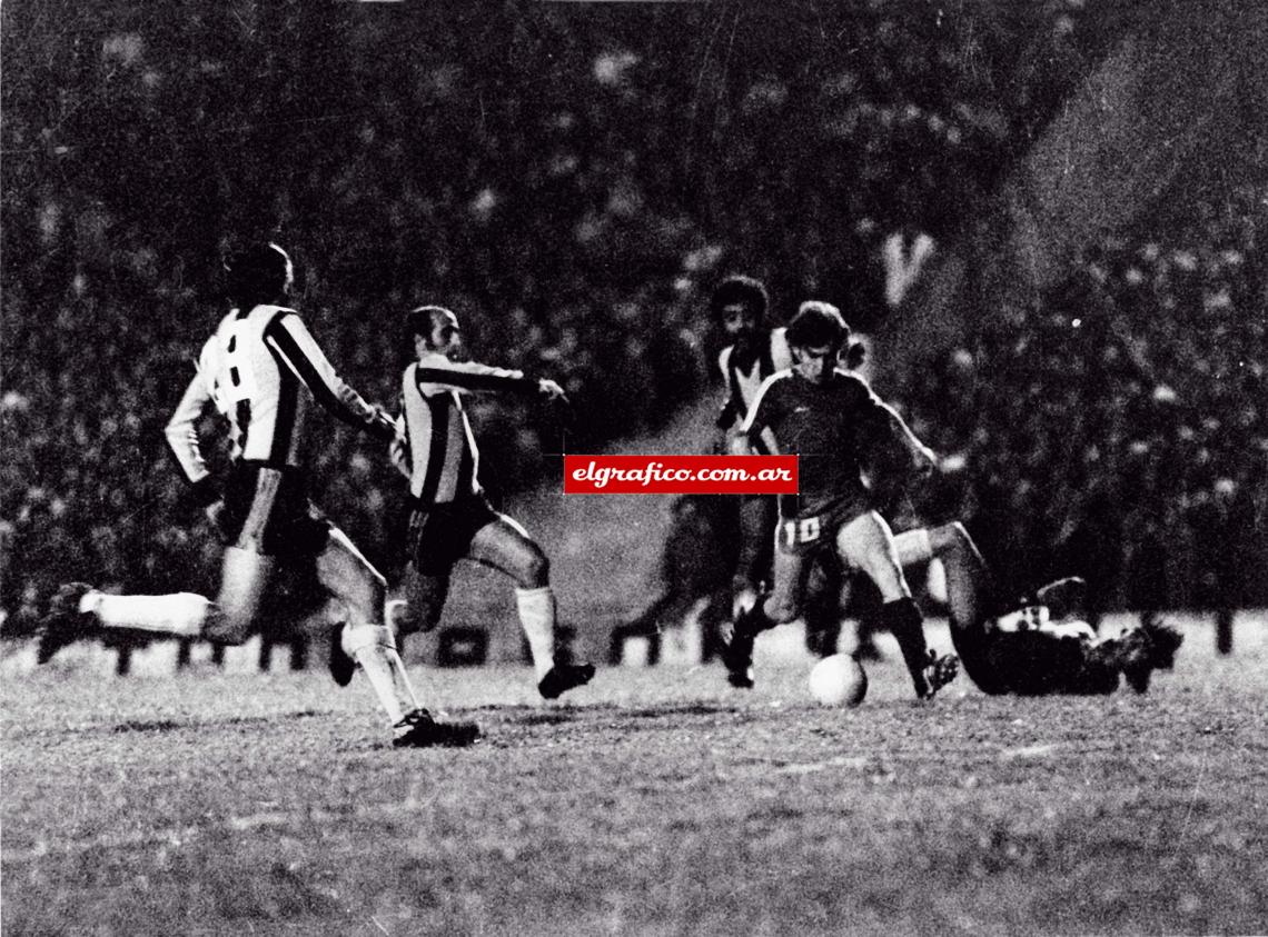 Imagen 27 de mayo de 1976. Según Bochini, el gol que le hizo a los 3 minutos del segundo tiempo a Peñarol en Avellaneda, por la semifinal de la Libertadores '76, fue el mejor de su vida. En la foto a punto de culminar su obra después de eludir a siete rivales. 