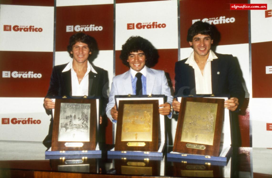 Imagen 1981. El Gráfico premia a los tres mejores de América: Zico, Maradona y Fillol.