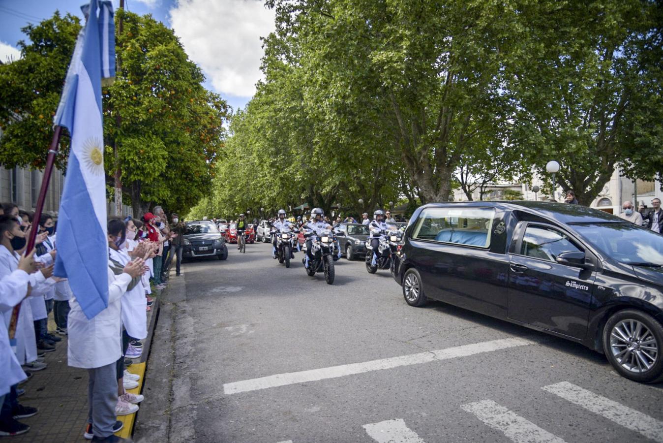 Imagen Emotiva caravana por las calles de Balcarce en homenaje a Fangio (Mara SOSTI / AFP)