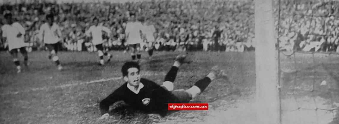 Imagen ARGENTINA 4 – BRASIL 1. El tercer gol argentino marcado por Garasini. Tuffy, el arquero rival, se arrojó pero la pelota picó delante de sus manos, pasando por encima de su cuerpo.