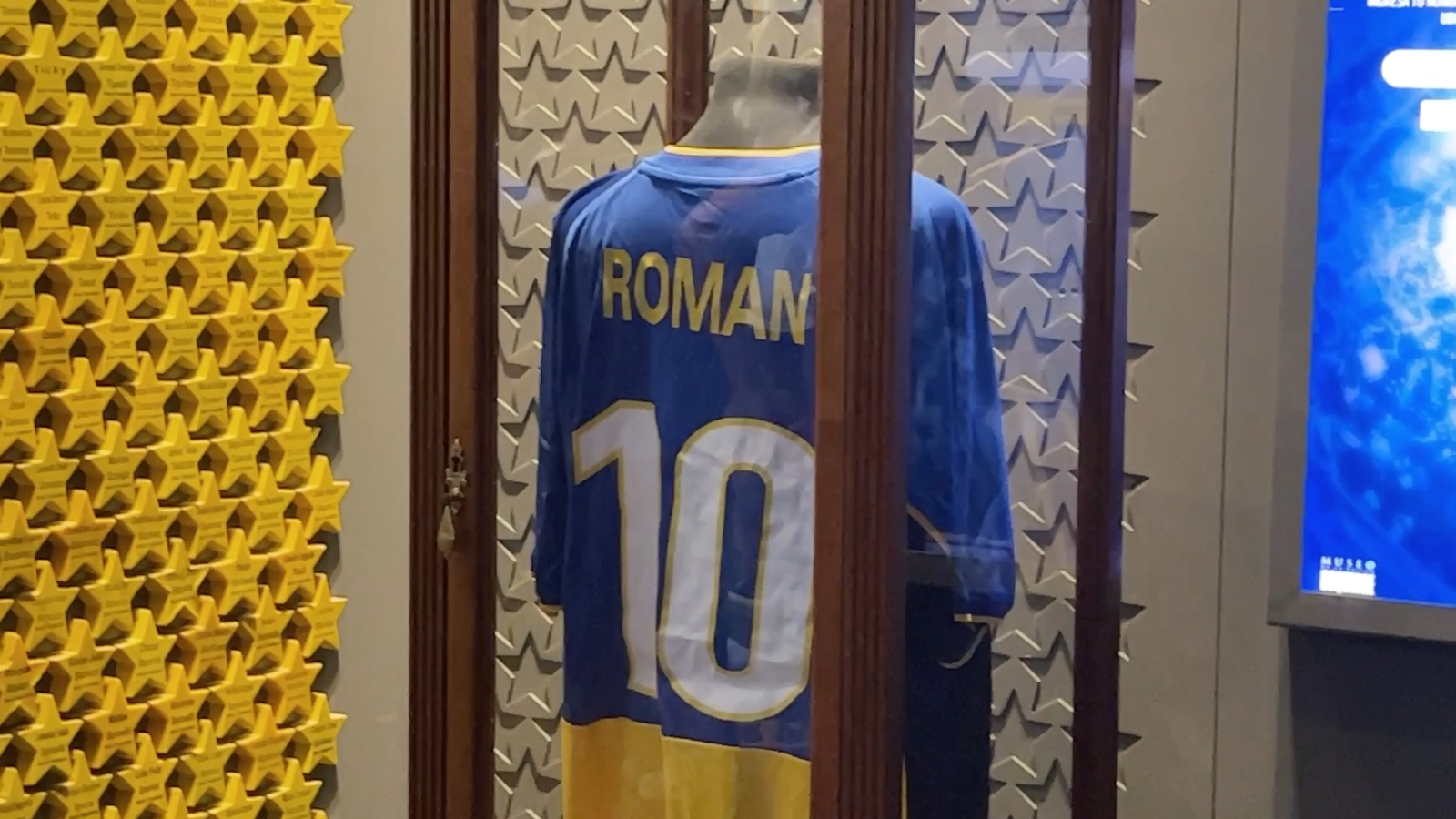 Imagen La remera que utilizó Riquelme en la final de la Copa Intercontinental contra Bayern Munich luce intacta en el sector de memorabilia. Gentileza de Pablo Knack, reconocido coleccionista