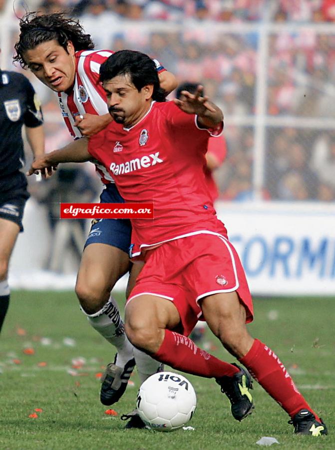 Imagen Enfrentando a Chivas de Guadalajara. En Toluca ganó cinco título, cuatro nacionales y uno internacional.