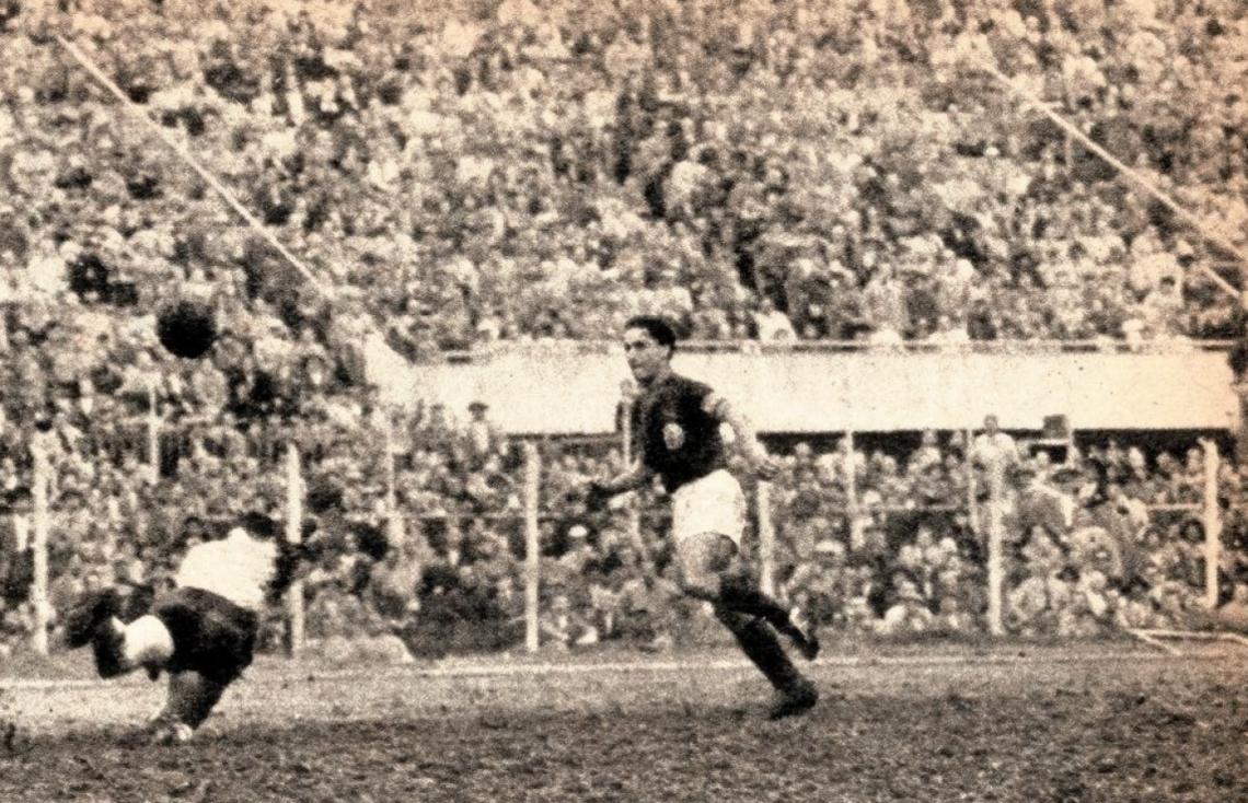 San Lorenzo en ventaja. Pase de Ruiz a Sanfilippo. Pérez intenta inútilmente salvar agarrando lo que no pudo remediar jugando. Sanfilippo se va. También llega tarde Vidal y Taibo nada puede hacer.