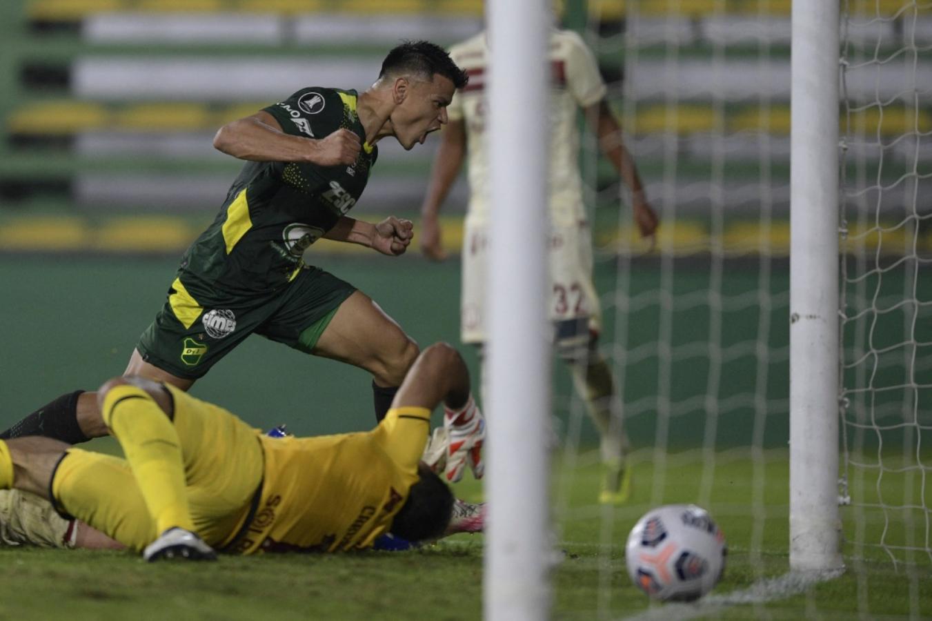 Imagen El momento exacto del gol. JUAN MABROMATA, AFP
