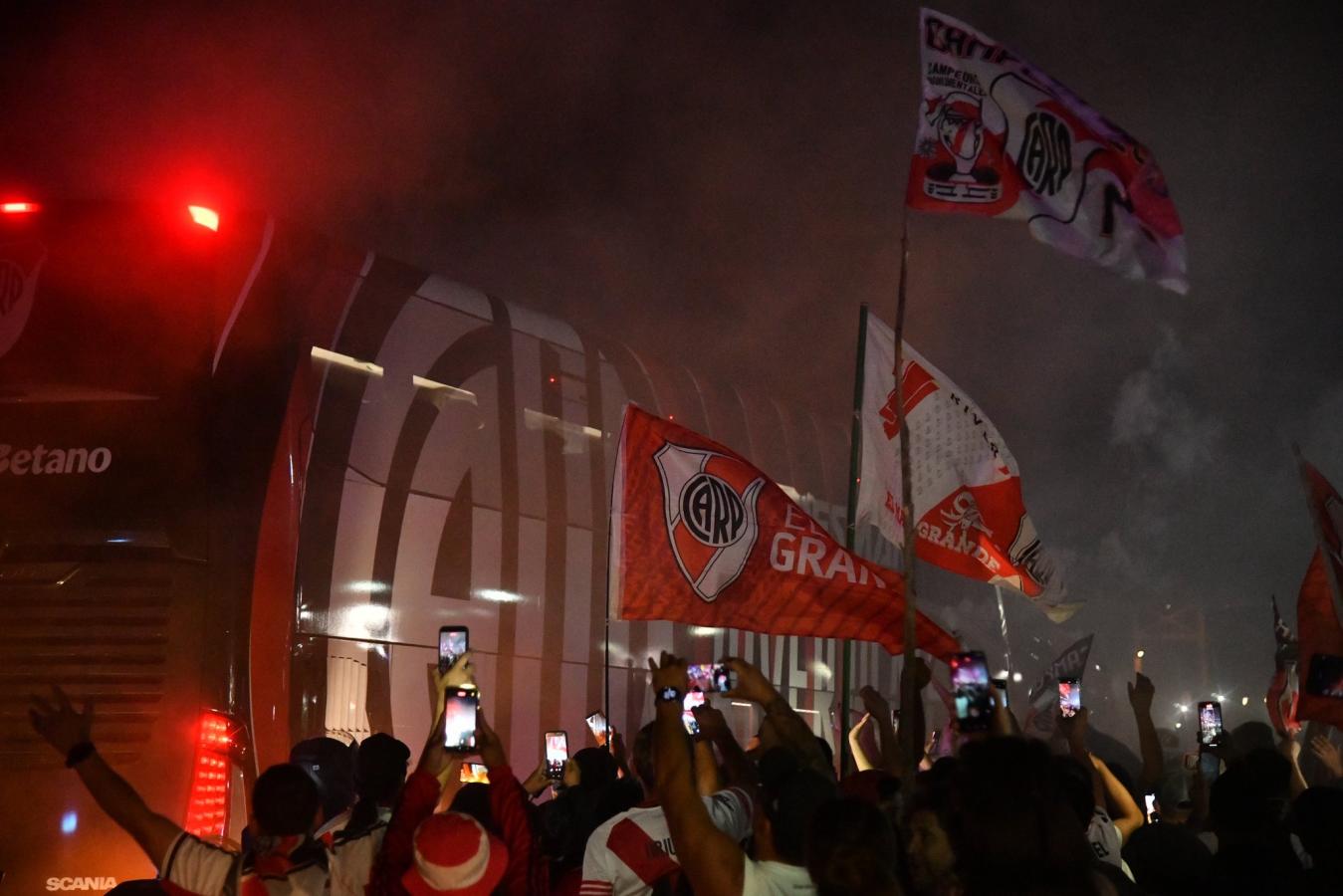 Imagen Así recibieron los hinchas al micro de River en el Chapelco Golf.