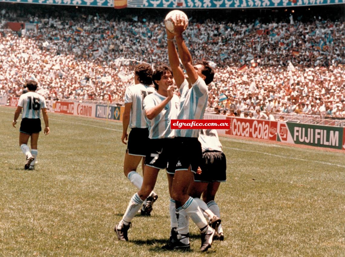 "Ese gol me cambió el documento. Desde entonces pasé a ser: "José Luis Brown, el que hizo un gol en la final del mundo"