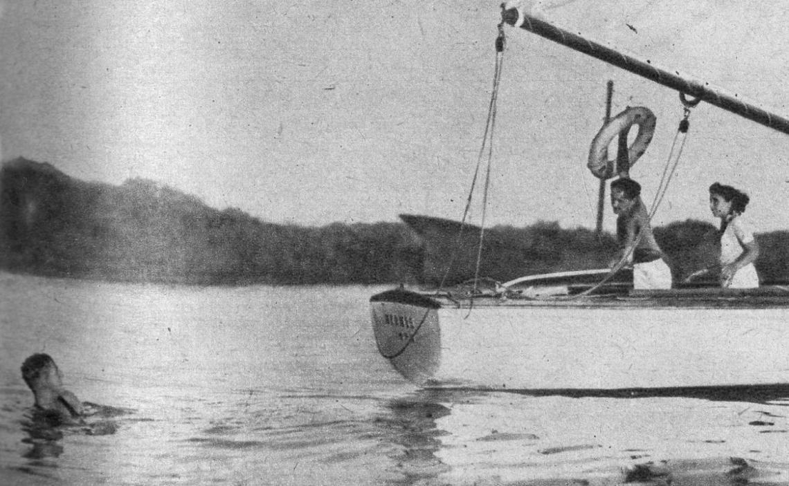 Imagen Cuando el tripulante de un yate ha caído al agua, debe arrojársele de inmediato salvavidas, en vez de maniobrar con el barco procurando recogerlo, operación difícil de ejecutar aún sin la nerviosidad que se sufre en estos casos. Teniendo el accidentado el salvavidas se procede a rescatarlo tranquilamente.