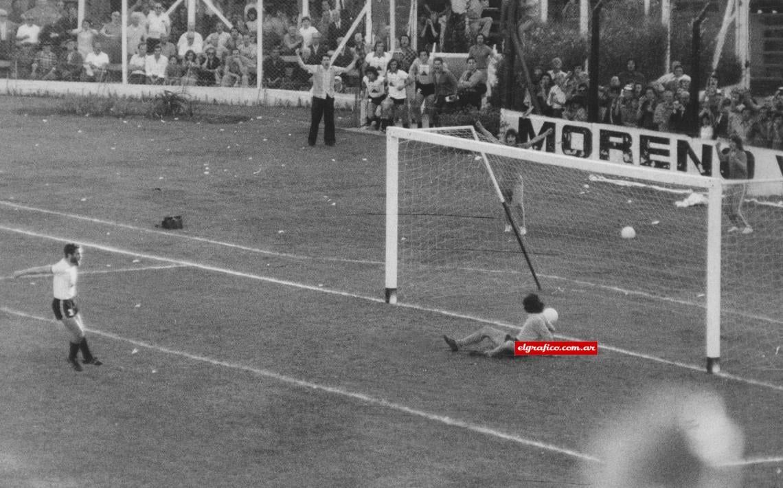 Imagen Cuando todo, bruscamente, se cambia. Cuando la tarde del domingo se hace de Ferro. Papandrea, Barbieri, el penal. La pelota, la red que decide con su veredicto.