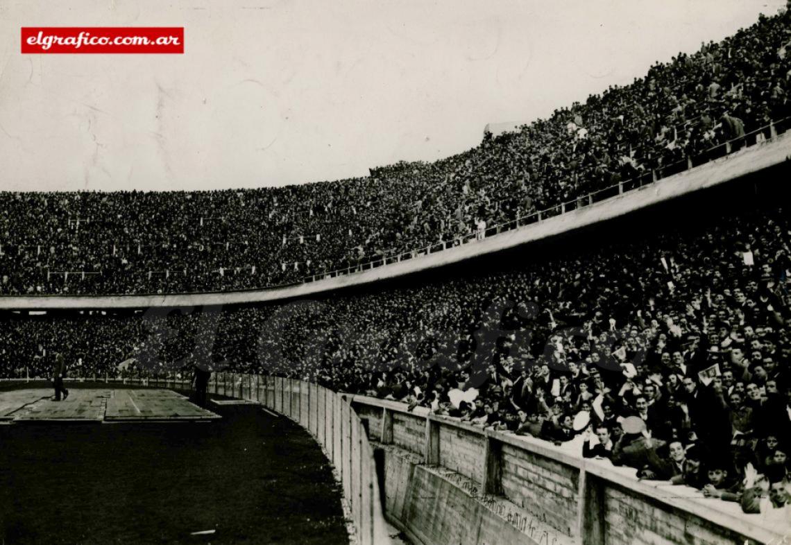 Imagen 25 de mayo de 1940. Panorama de las tribunas en el nuevo estadio de Boca el día de su inauguración. Inauguración de La Bombonera