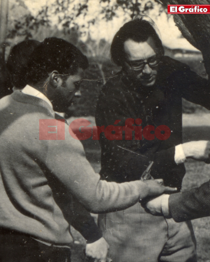 Imagen Julio Meléndez recibe indicaciones del director Néstor Paternostro