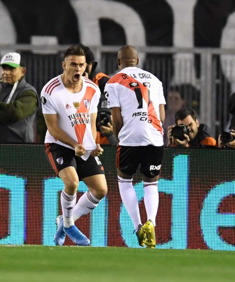 Imagen Rafael Santos Borré celebra su gol junto a Nicolás De La Cruz.