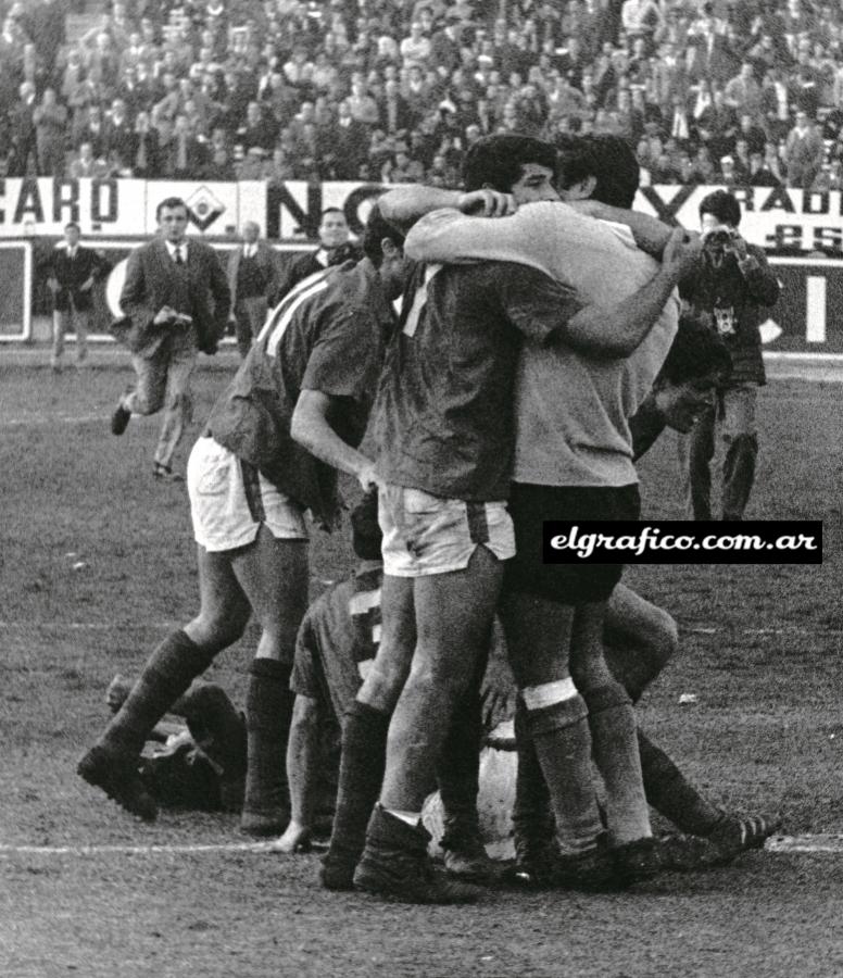 Imagen Abrazos del alma. Buttice con Cocco, Calics que no lo puede creer, Veglio que se suma. Campeones invictos. Para el álbum de oro.