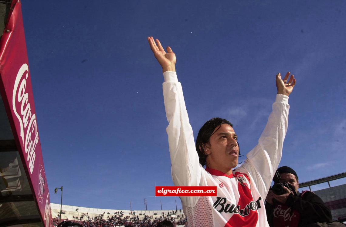 Imagen "A mediados de 2006 recibí otra propuesta, nosotros habíamos jugado la ida de cuartos de final de la Libertadores antes del Mundial. Quedaba la revancha. Le comenté a Passarella de la oferta y me contestó: “No te podés ir, si es necesario hablo con tu señora”. Me quedé y cuatro meses después decidió cambiar de esquema y jugar sin enganche. A fines del 2006 me fui"..