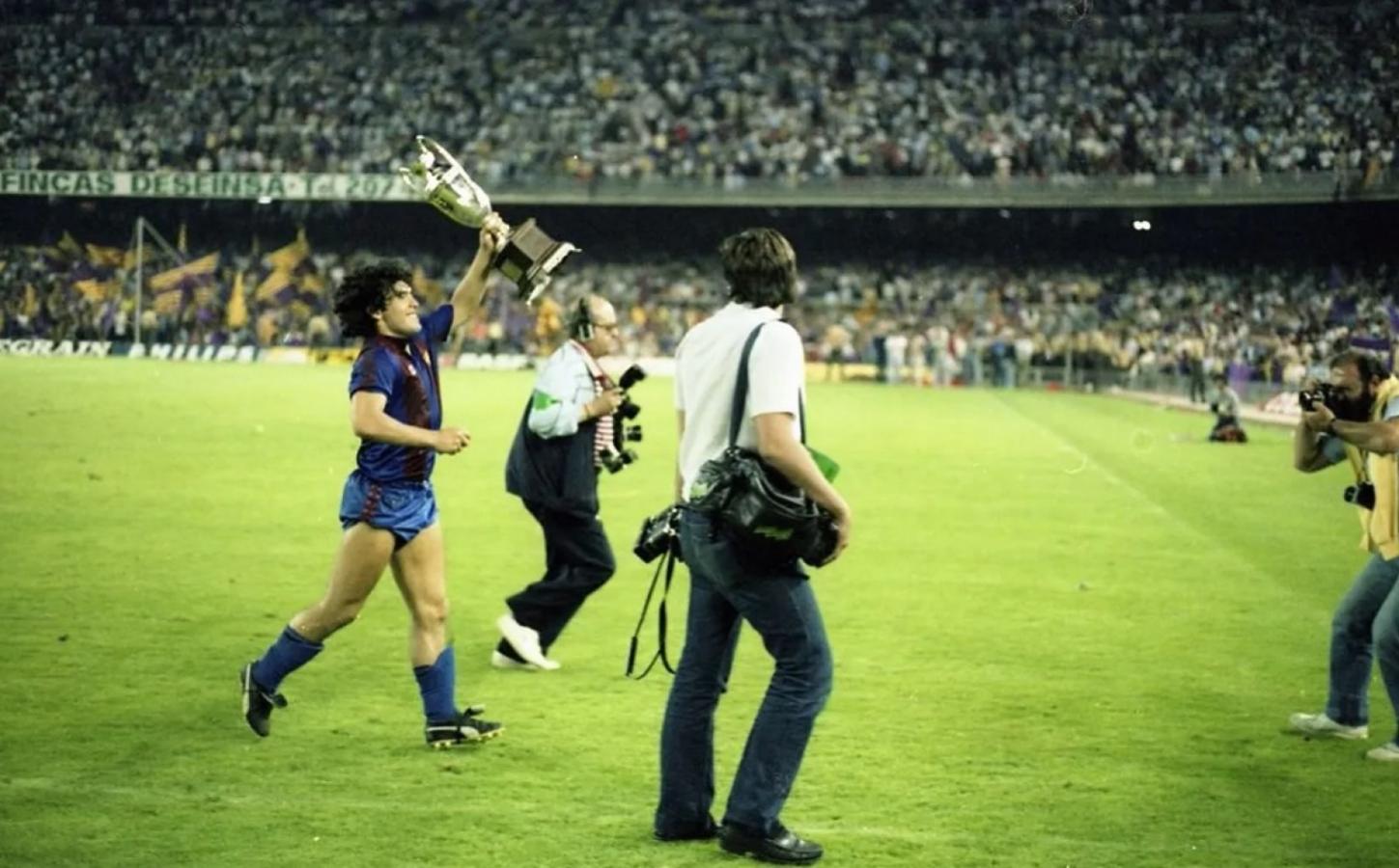Maradona celebra con el público tras obtener la Copa de la Liga 1983.