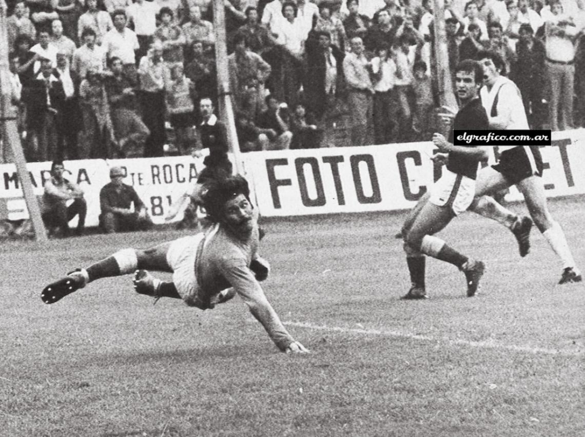 Imagen Marcelo Bielsa en uno de los dos partidos que jugó en Primera. Como defensor era lento y estático.