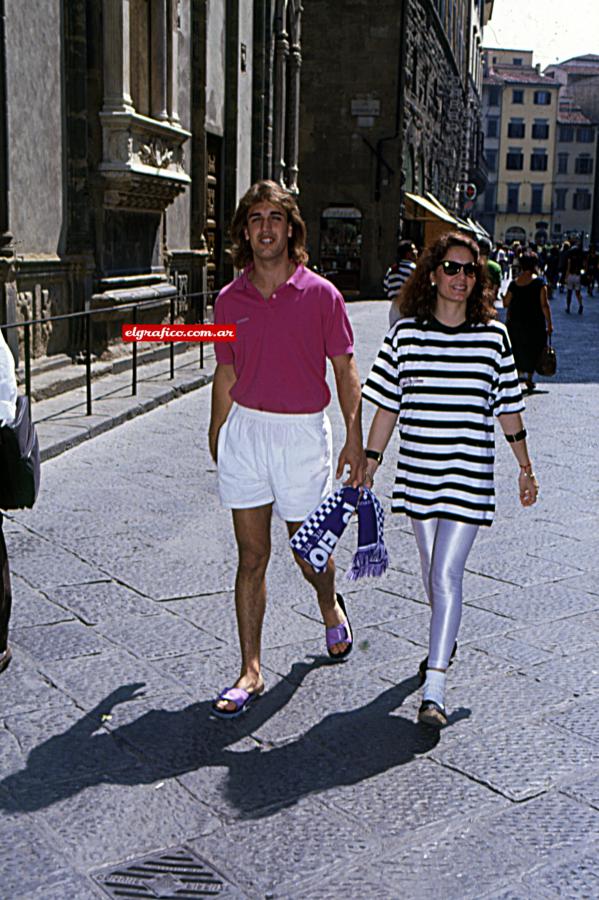 Imagen Con su esposa y la bufanda de la Fiorentina en su mano.
