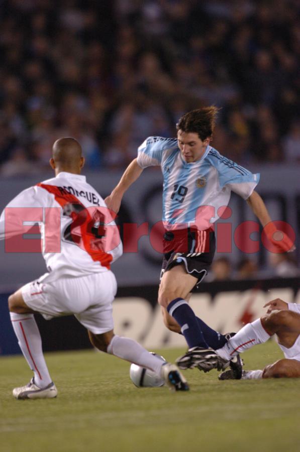 Año 2005, Messi con la "19", ya llegaría la camiseta 10.
