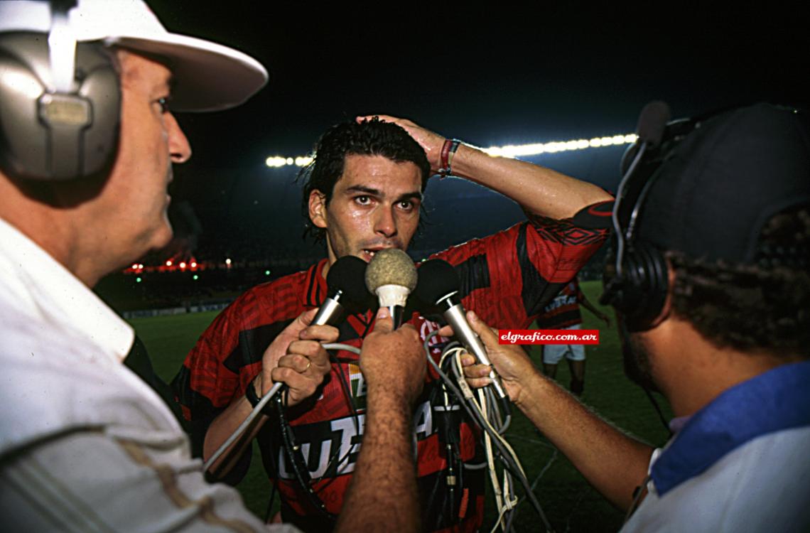 Imagen En el fútbol de Brasil había jugado en Palmeiras, llegó a Flamengo en 1996 para luego ser transferido a Santa Cruz del mismo país.