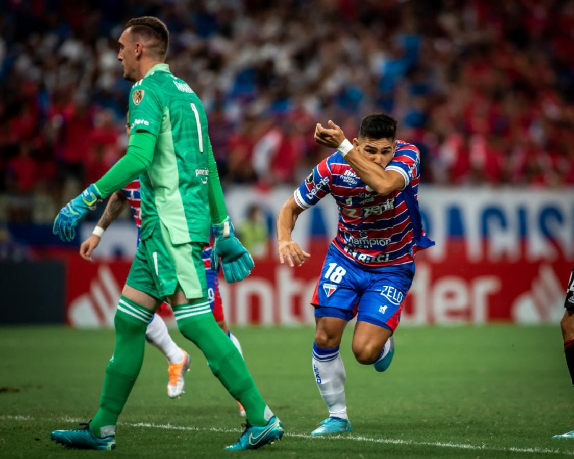 Imagen El festejo de Silvio Romero después de una buena maniobra colectiva de Fortaleza para el 1-0. Foto: AFP