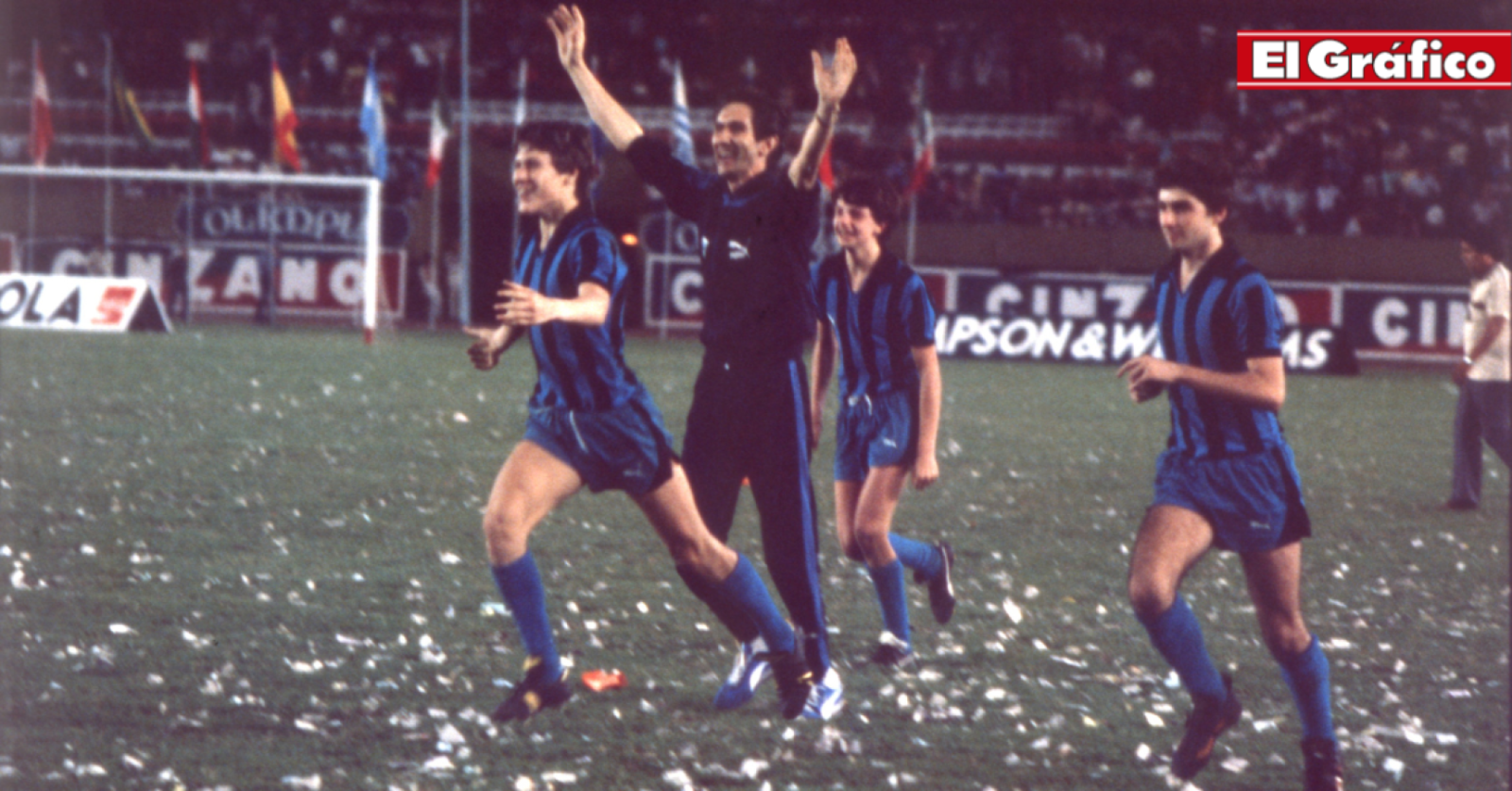 Imagen Massimo Ottolenghi (en verdad Pellegrini) festeja el título; a su lado, Mario Merenghetti, entrenador de Inter.