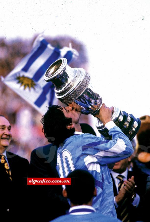 Imagen Enzo Francescoli levanta la Copa América con Uruguay en 1995.