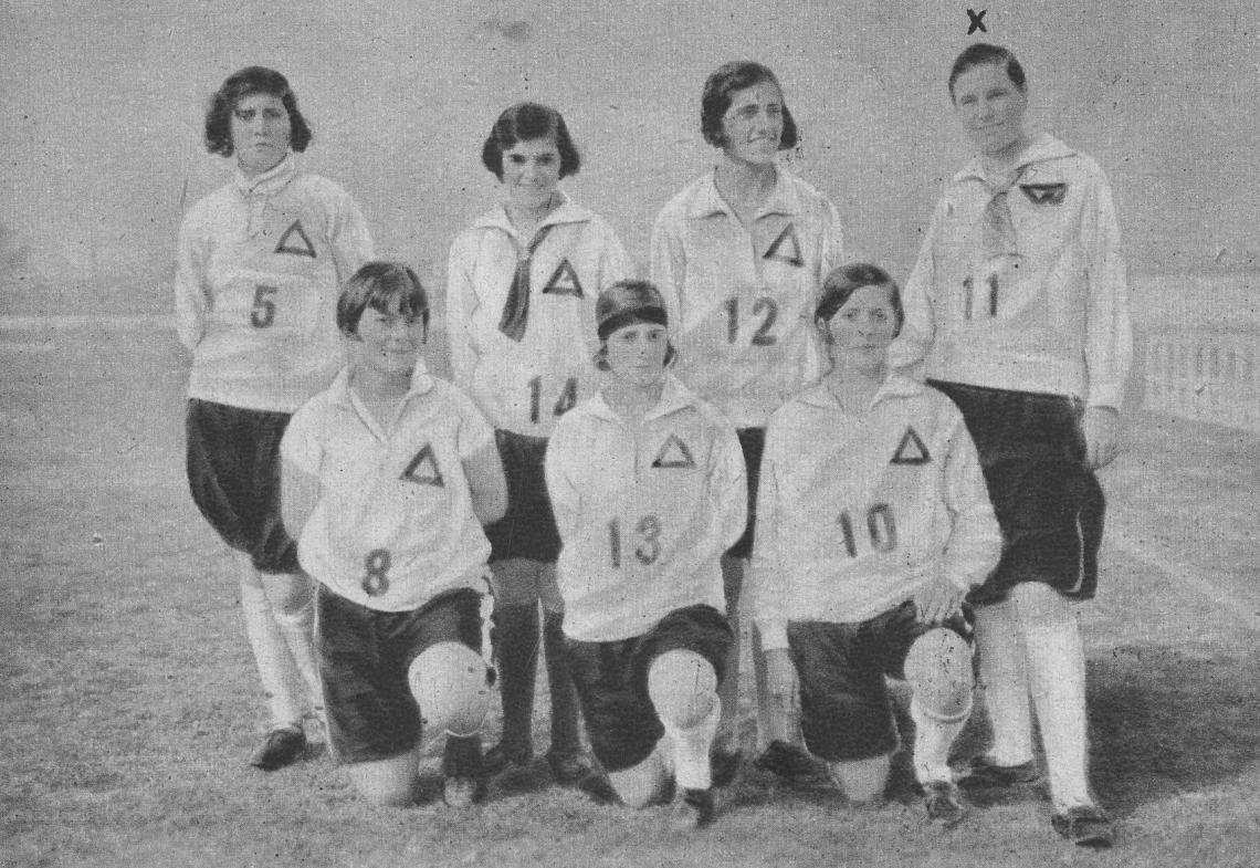 Imagen En sus tiempos de atleta, cuando corría en llano y con vallas, saltaba en alto y en largo y practicaba lanzamientos. A veces, en ocho pruebas ganaba nueve premios, porque se llevaba el de campeona. Aparece con algunas de sus compañeras y rivales a la vez.