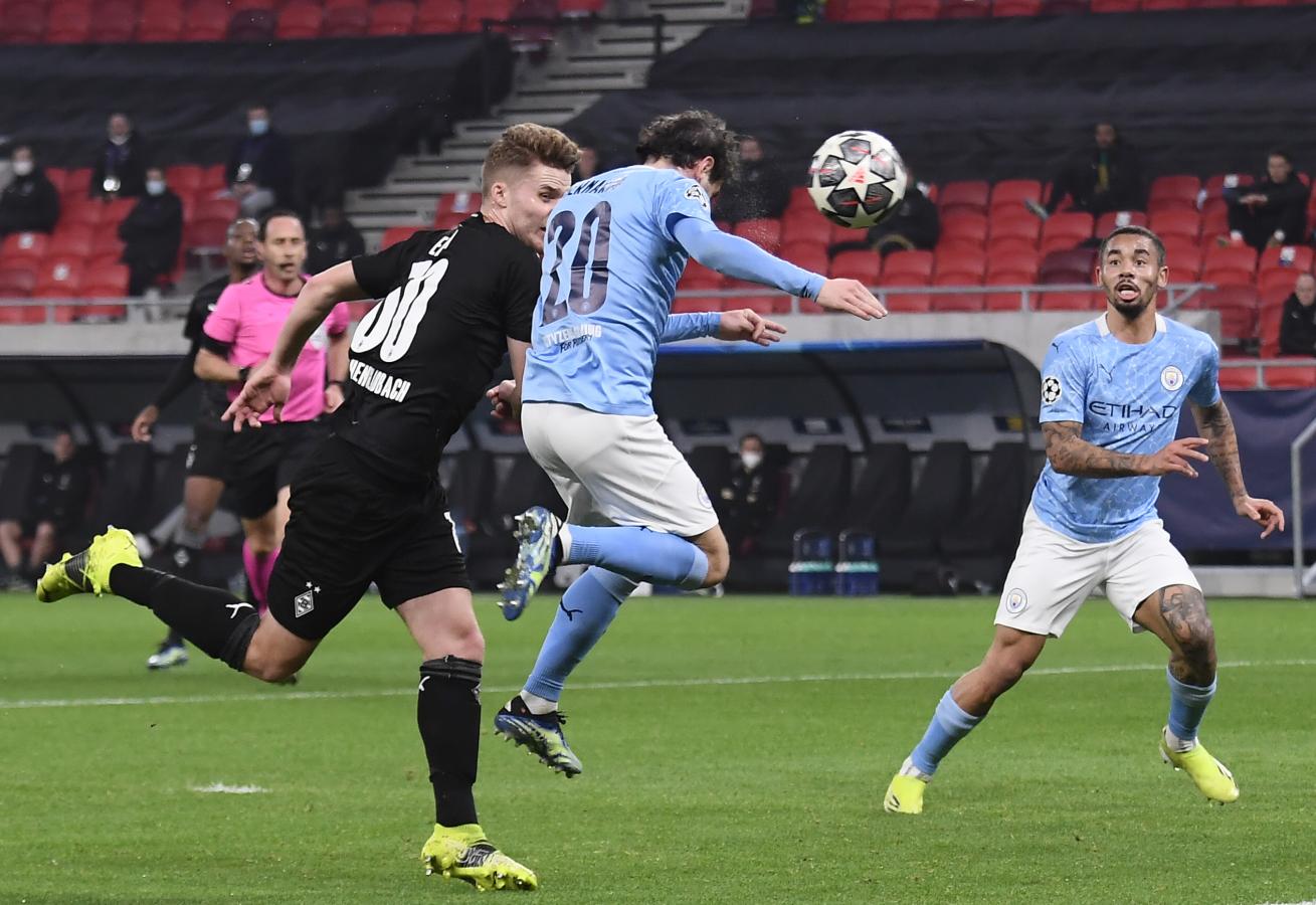 Imagen Bernardo Silva abrió el tanteador con este cabezazo preciso, en una combinación portuguesa con Joao Cancelo.